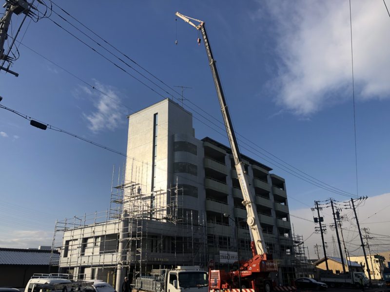 豊田市某所でクレーン車を使って足場の組み立てを行っています！