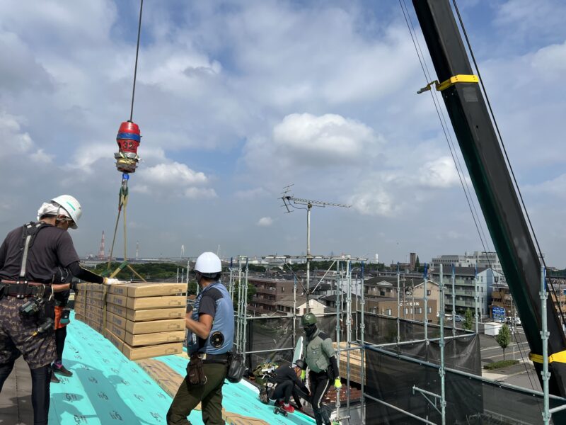 マンション屋根工事・荷上げの様子☆